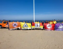 Strandteams tonen veiligheidsvlaggen op het strand (c) Jurriaan Brobbel